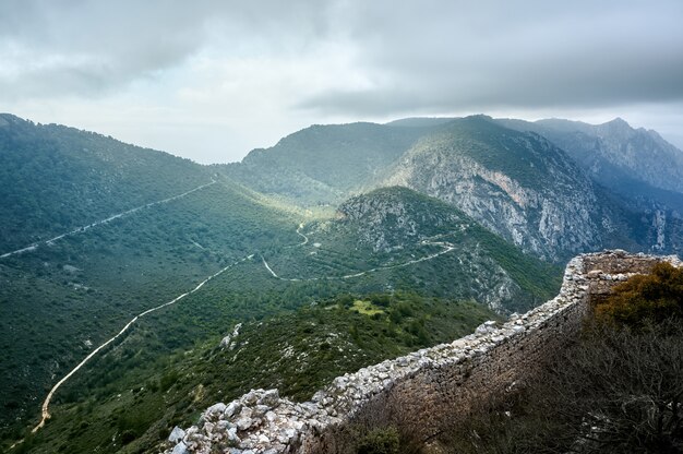 Vista aerea del paesaggio di montagne