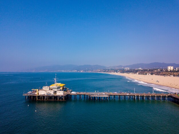 Vista aerea del parco divertimenti di Santa Monica con montagne russe a Los Angeles, California