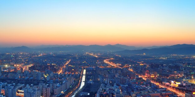 Vista aerea del tramonto di Pechino con edifici urbani.