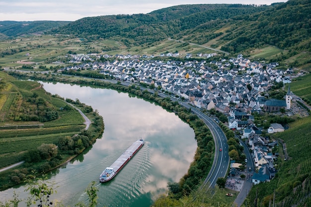Vista aerea del villaggio del vino Bremm, Calmont, Mosella, Renania-Palatinato