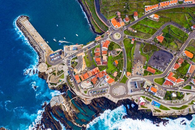 Vista aerea del villaggio di Porto Moniz nell'isola di Madeira, Portogallo