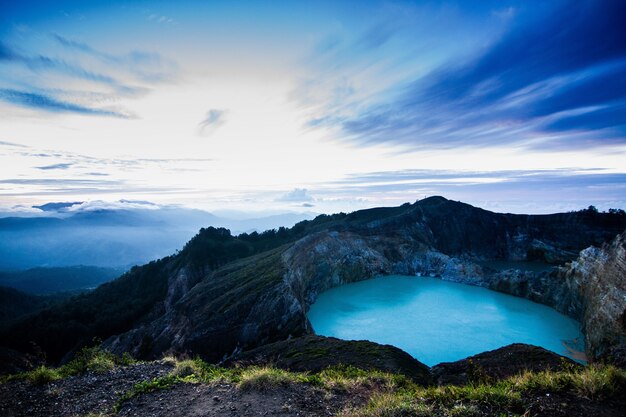Vista aerea del vulcano Kelimutu e del suo lago del cratere in Indonesia