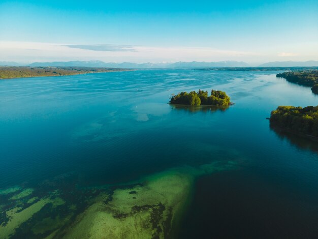 Vista aerea dell'isola delle rose nel lago di Starnberg