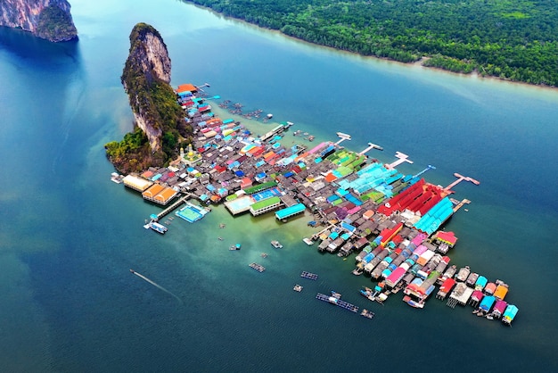 Vista aerea dell'isola di Panyee a Phang Nga, Thailandia.