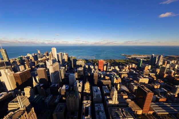 Vista aerea dell'orizzonte di Chicago al tramonto, U.S.A.