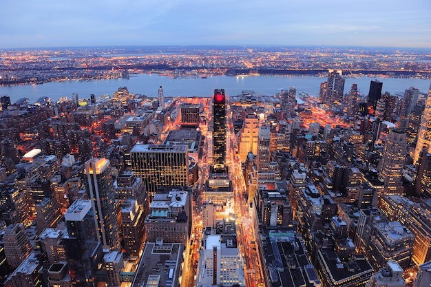 Vista aerea dell'orizzonte di New York City Manhattan al crepuscolo