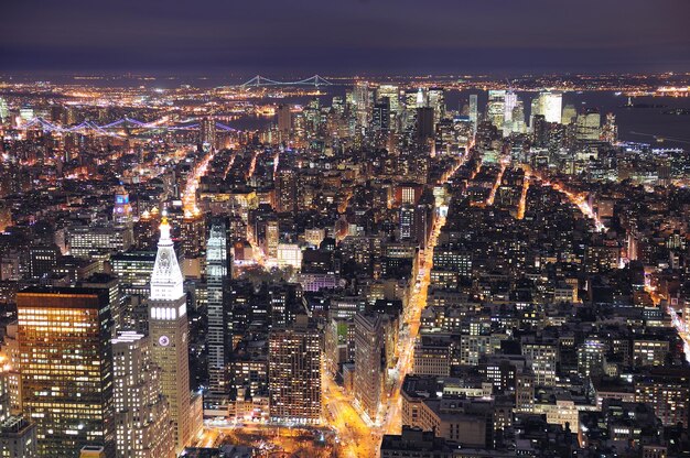 Vista aerea dell'orizzonte di New York City Manhattan al crepuscolo