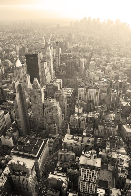 Vista aerea dell'orizzonte di New York City Manhattan in bianco e nero con i grattacieli e la via.