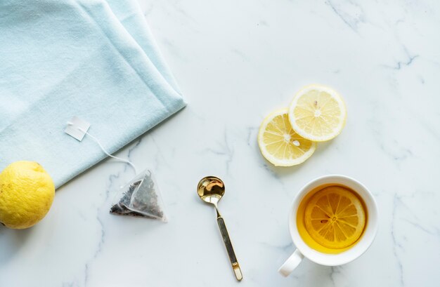 Vista aerea della bevanda calda del tè del limone