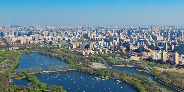 Vista aerea della città di Pechino con edifici urbani e lago.