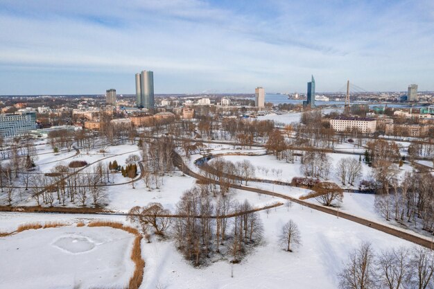 Vista aerea della città di Riga in Lettonia in inverno
