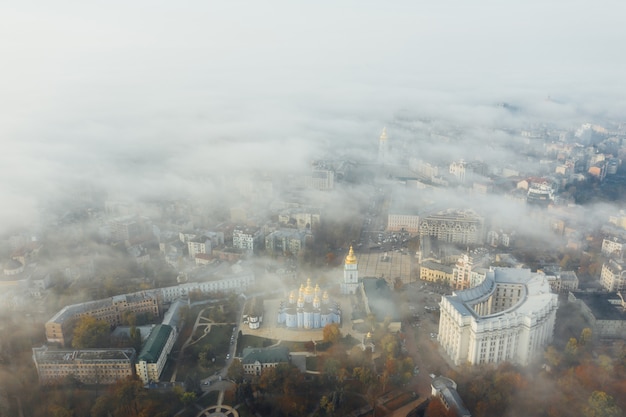 Vista aerea della città nella nebbia