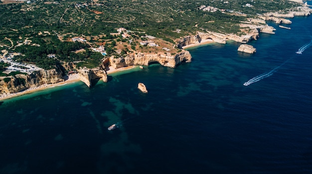 Vista aerea della costa del Portogallo dall'alto.