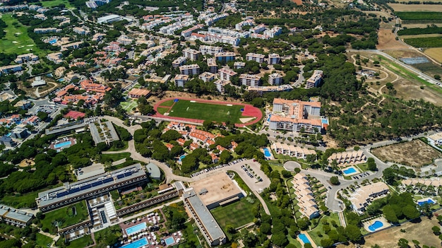 Vista aerea della costa del villaggio Algarve, Portogallo. Concetto per la spiaggia di cui sopra del Portogallo. Vacanze estive