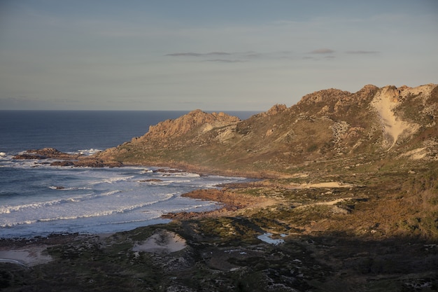 Vista aerea della costa della morte in Galizia, Spagna sotto il cielo luminoso