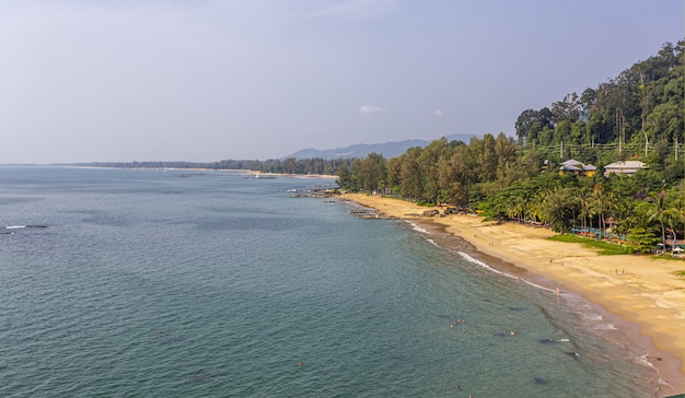 Vista aerea della costa in giornata di sole