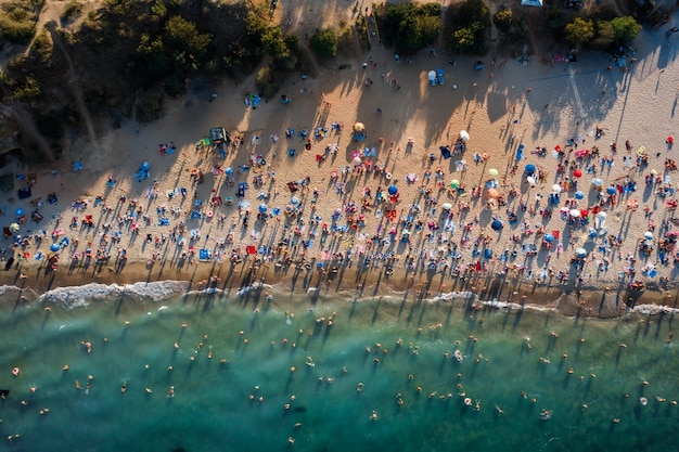 Vista aerea della folla di persone sulla spiaggia