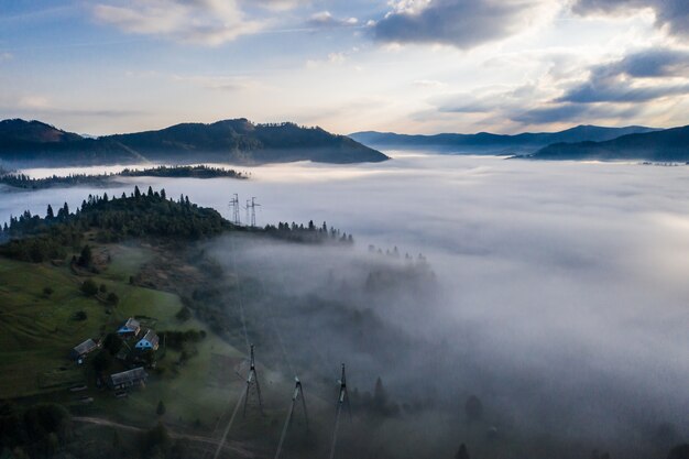 Vista aerea della foresta avvolta nella nebbia del mattino in una bella giornata d'autunno