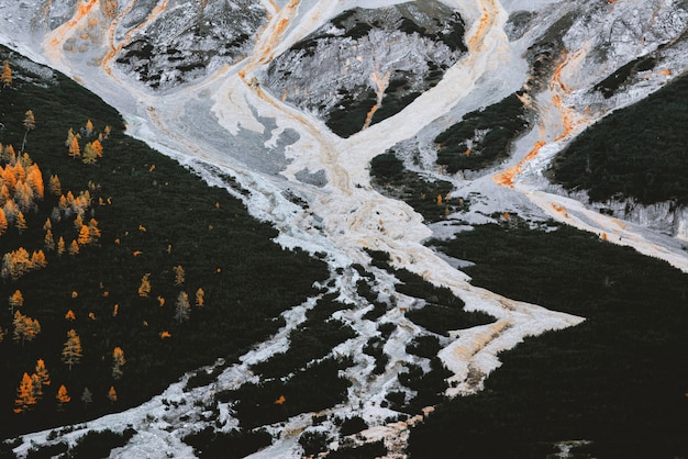 Vista aerea della foresta e della lava dal vulcano scoppiato