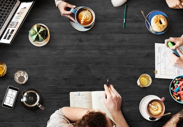 Vista aerea della gente che brainstorming al caffè