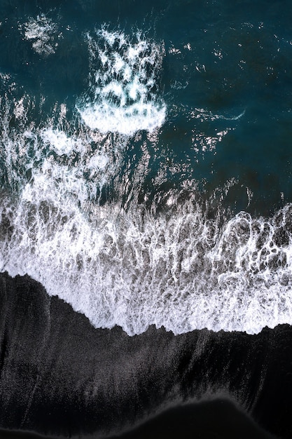 Vista aerea della spiaggia di sabbia nera