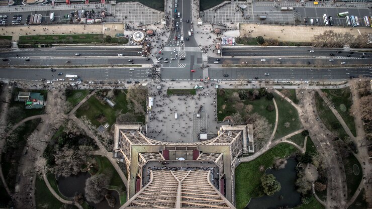 Foto gratuito vista aerea della torre eiffel durante il giorno con molte automobili