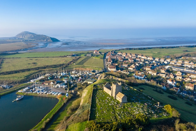 Vista aerea della vecchia chiesa di San Nicola in salita e cantiere navale vicino a Weston Super Mare, UK