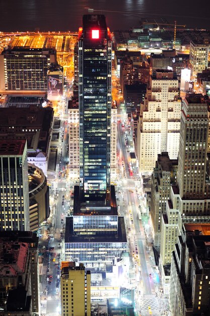 Vista aerea della via di Manhattan di New York City alla notte