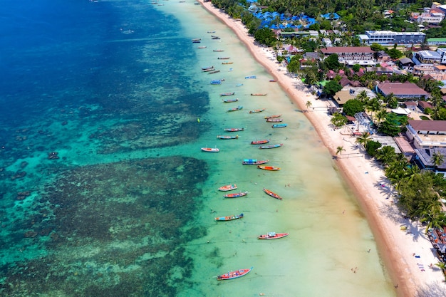 Vista aerea delle barche dalla coda lunga sul mare all'isola di Koh Tao, Thailandia