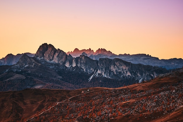 Vista aerea delle montagne durante il tramonto