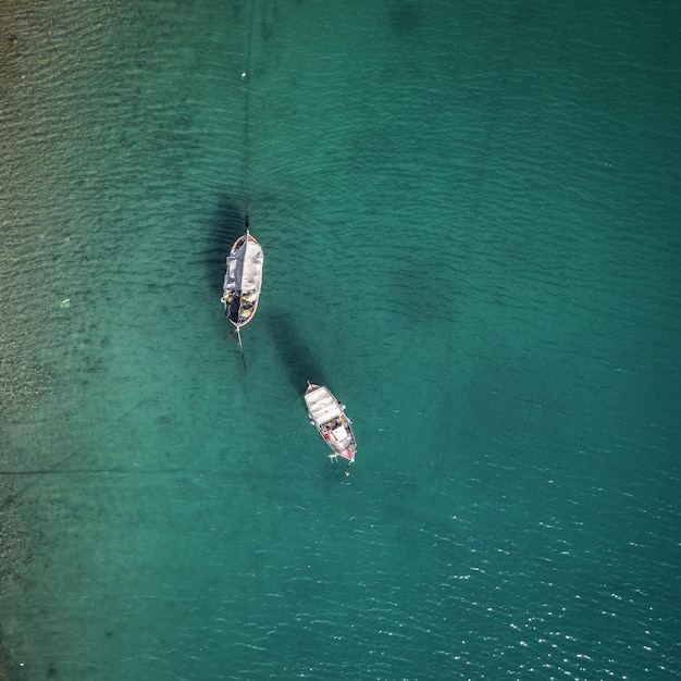 Vista aerea delle navi in acqua