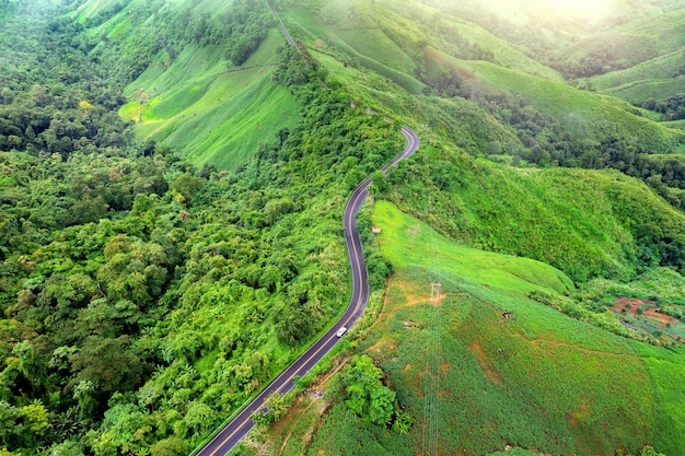 Vista aerea di Beautiful sky road sopra la cima delle montagne con la giungla verde nella provincia di Nan, Thailandia