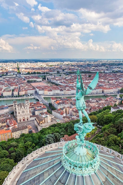 Vista aerea di Lione dalla cima di Notre Dame de Fourviere, Francia