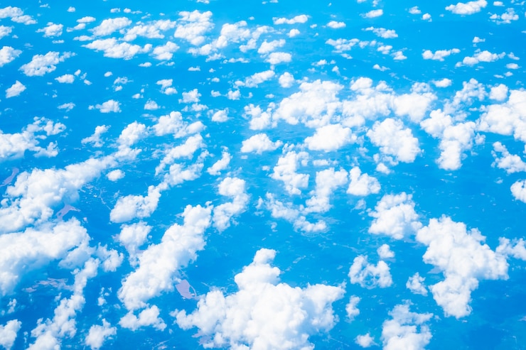 Foto gratuito vista aerea di nuvole bianche e cielo blu