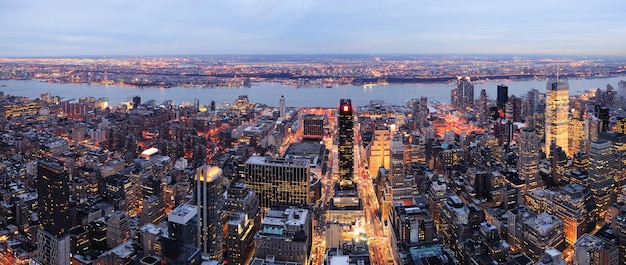 Vista aerea di panorama dell'orizzonte di Manhattan di New York City al crepuscolo