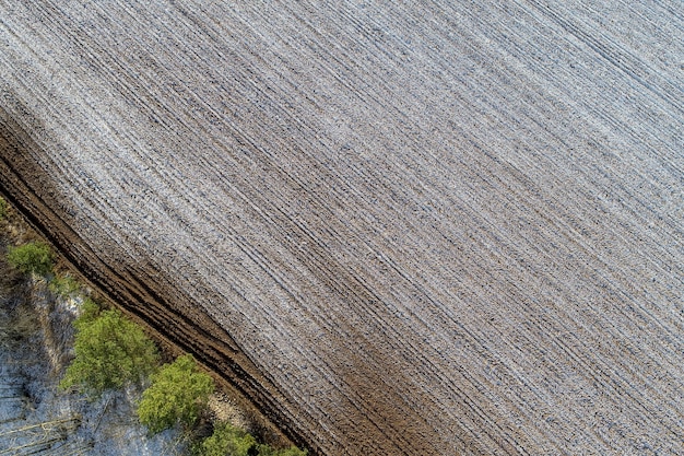 Vista aerea di un campo agricolo in campagna