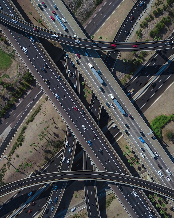 Foto gratuito vista aerea di un incrocio autostradale trafficato pieno di traffico durante il giorno