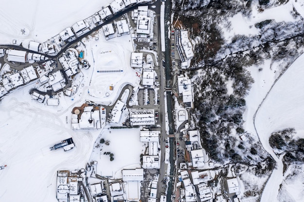 Vista aerea di una località turistica in Austria circondata da montagne innevate