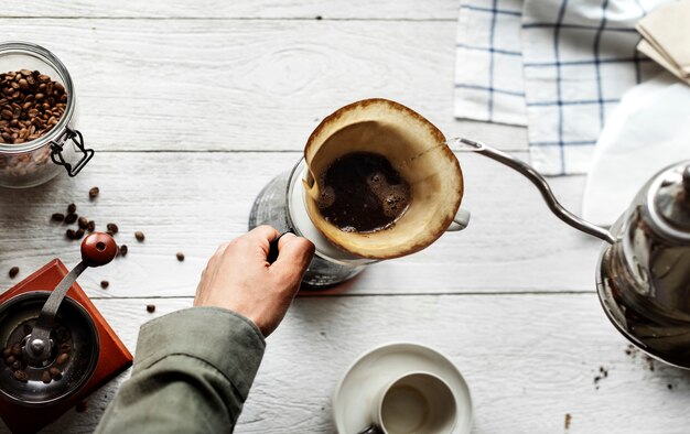 Vista aerea di una persona che fa il caffè americano