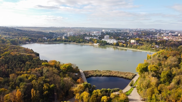 Vista aerea drone del lago Valea Morilor a Chisinau. Molteplici alberi verdi, edifici residenziali, colline. Moldova