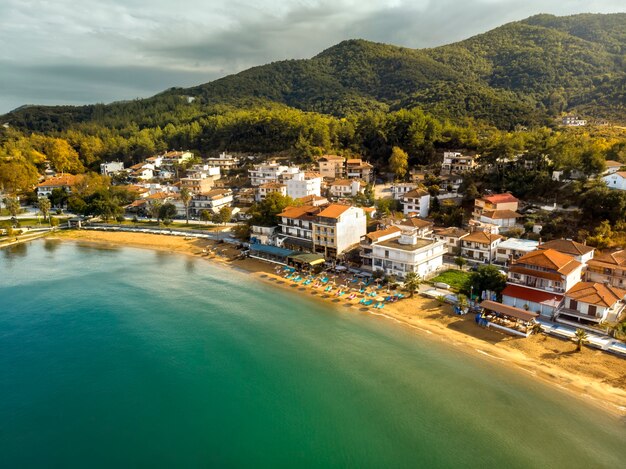 Vista aerea drone del villaggio di Olympiada in Halkidiki Grecia