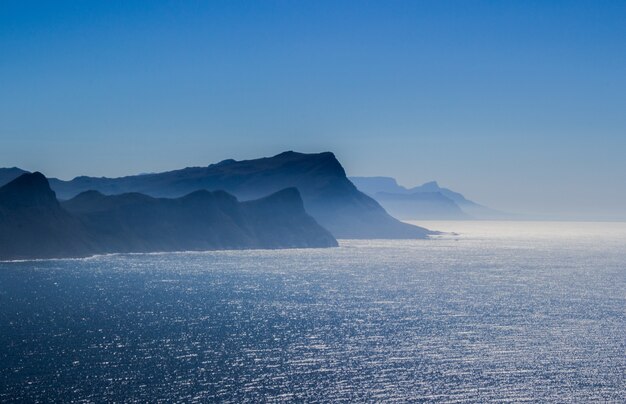 Vista aerea mozzafiato sul mare con colline sotto un cielo blu