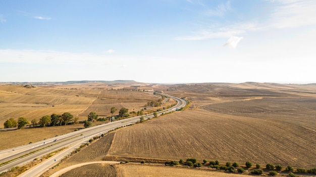 Vista aerea panoramica del paesaggio di una strada