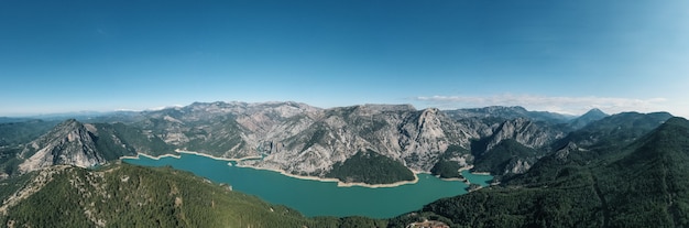 Vista aerea panoramica montagna, acqua, vegetazione