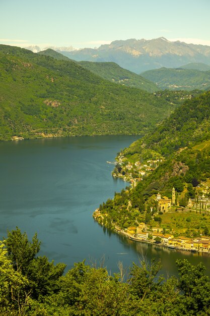 Vista aerea su Morcote con il lago alpino di Lugano e la montagna