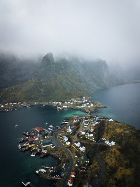 Vista aerea verticale della bellissima città di Lofoten in Norvegia catturata nella nebbia