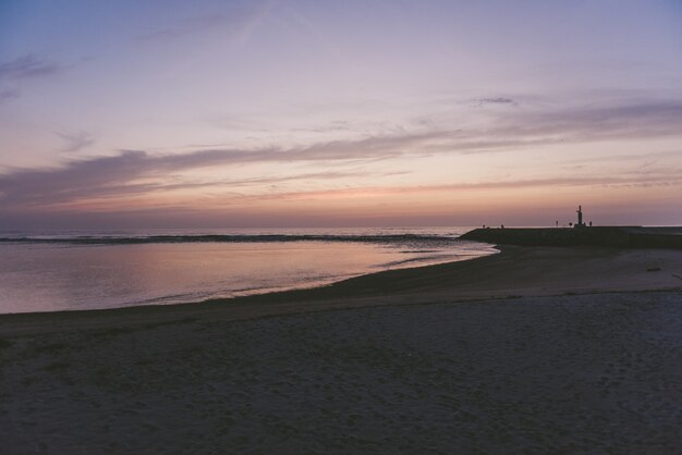 Vista affascinante del bellissimo mare e della spiaggia durante il tramonto