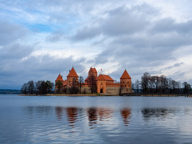 Vista affascinante del castello dell'isola di Trakai a Trakai, Lituania, circondato da acque calme