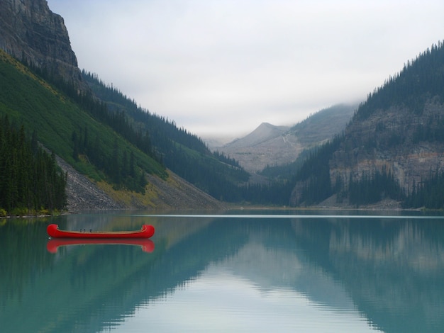 Vista affascinante del Lago Louise nel Parco Nazionale di Banff, Alberta, Canada