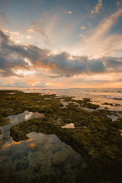 Vista affascinante del mare vicino alla riva durante il tramonto in Indonesia